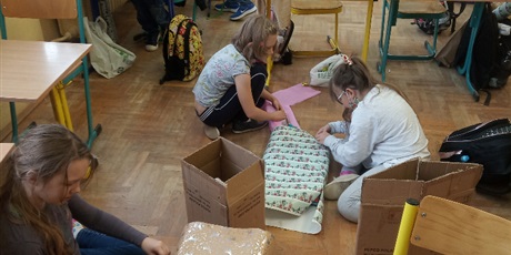 Powiększ grafikę: Dzieci same zabrały się do pracy i pakowania swoich kartonów i pudełek.