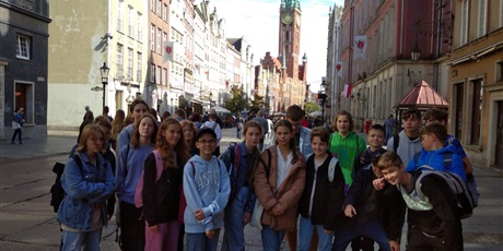 Powiększ grafikę: Uczniowie podczas spaceru po Gdańskiej Starówce