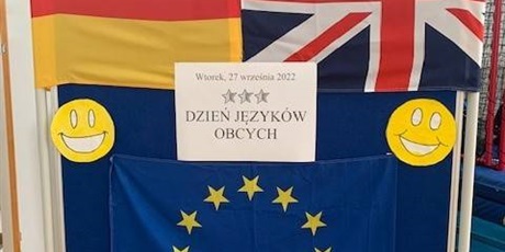 Powiększ grafikę: Tablica z flagami: niemiecką, brytyjską, Unii Europejskiej oraz napisem Dzień Języków Obcych