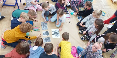 Powiększ grafikę: Obie klasy wspólnie wykonują plakat związany z historią druku.
