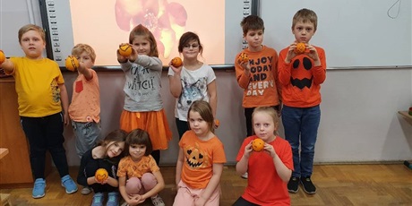 Powiększ grafikę: 3 - Dzieci prezentują swoje ozdoby z pomarańczy.