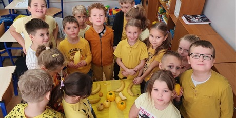 Powiększ grafikę: 1- Dzieci układają swoje żółte owoce i warzywa na stoliku