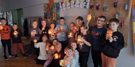Powiększ grafikę: 2-3 - Dzieci prezentują swoje lampiony z zapalonymi świeczkami.