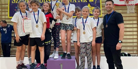 Powiększ grafikę: Reprezentantki Szkoły Podstawowej nr 17 stoją na podium trzymając puchar za zajęcie III miejsca w Mistrzostwach Gdańska w unihokeju.