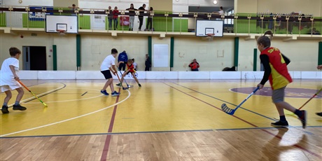 Powiększ grafikę: Dwie reprezentacje szkoły grające podczas meczu na sali gimnastycznej.