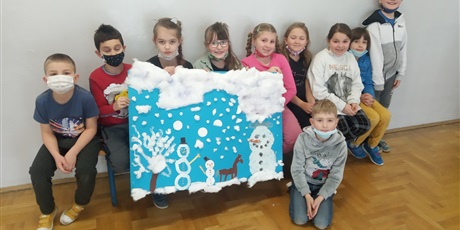 Powiększ grafikę: Klasa 2B ze swoim Zimowym Plakatem.
