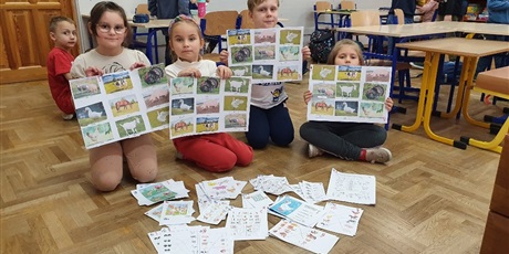 Powiększ grafikę: 5 - Ola, Emma, Mikołaj i Zosia prezentują pracę swoich grup.