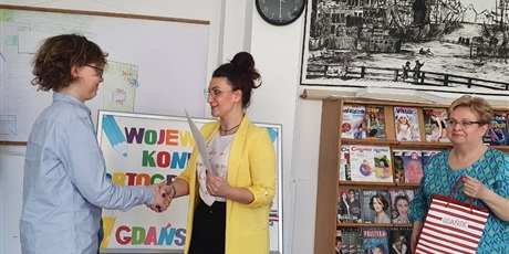 Powiększ grafikę: Wicedyrektor szkoły wręcza Szymkowi nagrodę