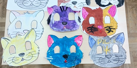 Powiększ grafikę: uczniowie wykonują prace plastyczne dekorując swoje maski w kształcie kota, a także inne materiały, które obrały kształt kota.