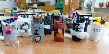 Powiększ grafikę: uczniowie wykonują prace plastyczne dekorując swoje maski w kształcie kota, a także inne materiały, które obrały kształt kota.