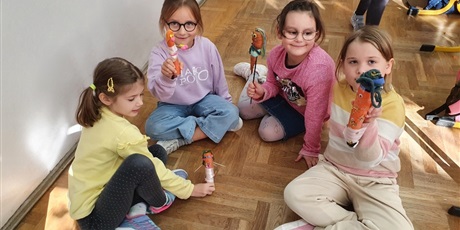 Powiększ grafikę: 5 - Michalina, Julka, Ola i Agata ze swoimi kukiełkami.