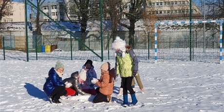 Powiększ grafikę: 2.	Dziewczynki poszukują skarbów pod śniegiem.