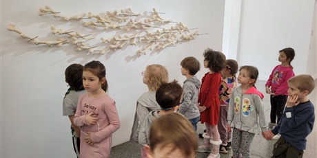 Powiększ grafikę: Zd. 1., 2. Dzieci oglądają wystawę sztuki nowoczesnej.