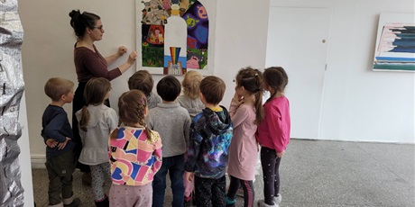 Powiększ grafikę: Zd. 1., 2. Dzieci oglądają wystawę sztuki nowoczesnej.