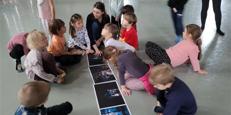 Powiększ grafikę: Zd.: 4 Dzieci oglądają strój tancerki - tutu.