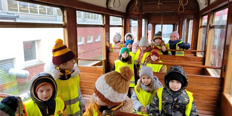 Powiększ grafikę: Zd.: 2, 3, 4, 5 Dzieci z 0a zwiedzające stary tramwaj.