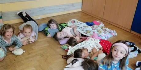 1a odpoczywa podczas szkolnego dnia piżamy