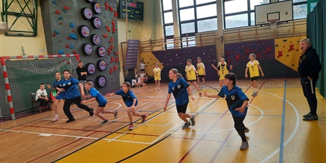 Powiększ grafikę: dwa-ognie-usportowione-dziewczyny-eliminacje-663895.jpg