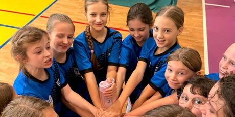 Powiększ grafikę: dwa-ognie-usportowione-dziewczyny-eliminacje-663898.jpg