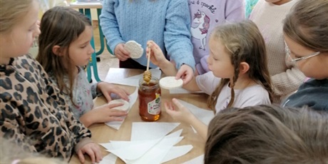 Powiększ grafikę: Dzień Pluszowego Misia w 2a. My także lubimy miodek. 