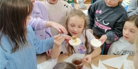 Powiększ grafikę: Dzień Pluszowego Misia w 2a. My także lubimy miodek. 