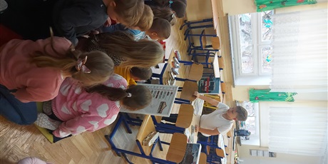 Powiększ grafikę: Dzień Tramwajarza - prezentacja i zajęcia w  świetlicy kl.1a, 2a i 3a przeprowadzone przez ucznia kl.3a - Szymona