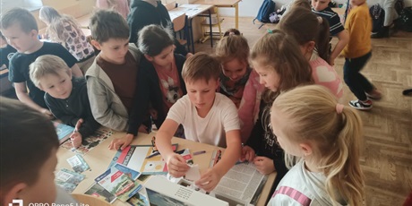 Powiększ grafikę: Dzień Tramwajarza - prezentacja i zajęcia w  świetlicy kl.1a, 2a i 3a przeprowadzone przez ucznia kl.3a - Szymona