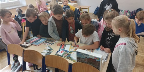 Powiększ grafikę: Dzień Tramwajarza - prezentacja i zajęcia w  świetlicy kl.1a, 2a i 3a przeprowadzone przez ucznia kl.3a - Szymona