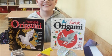 Powiększ grafikę: Dominik i origami.