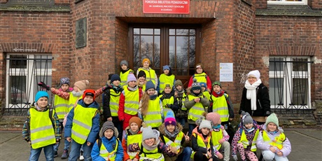 Powiększ grafikę: Uczniowie przed Biblioteką Pedagogiczną.