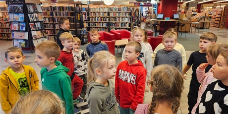 Powiększ grafikę: Klasa 1a w bibliotece