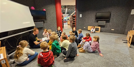 Powiększ grafikę: Klasa 1a w bibliotece