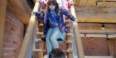 Powiększ grafikę: Klasa 2a na ciekawych zajęciach w Żurawiu. 