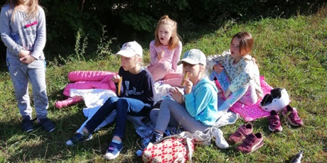 Powiększ grafikę: Klasa 2a na pikniku w lesie