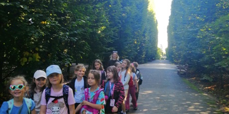 Powiększ grafikę: Klasa 2a na spacerze w parku oliwskim
