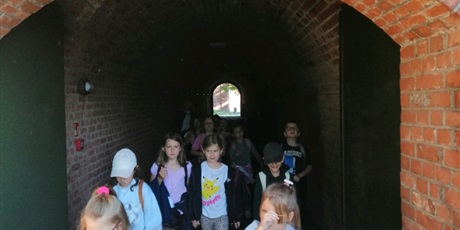 Powiększ grafikę: Klasa 2a poznaje historię Góry Gradowej. 