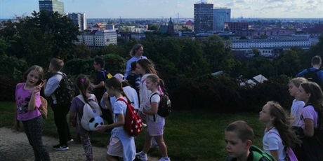 Powiększ grafikę: Klasa 2a poznaje historię Góry Gradowej. 