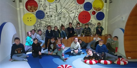 Powiększ grafikę: Uczniowie klasy 3a siedzą w sali zajęć w Hevelianum.