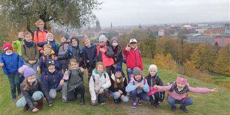 Powiększ grafikę: Uczniowie klasy 3a na fortach przy Hevelianum, na tle panoramy Gdańska.