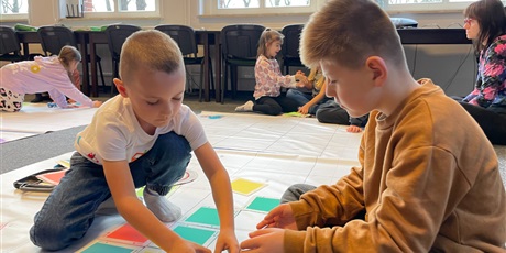 Powiększ grafikę: Klasa Ic i Is na wycieczce w Pomorskiej Bibliotece Pedagogicznej na warsztatach z programowania robotami INDI.