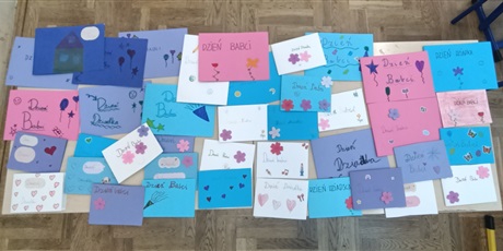 Powiększ grafikę: Laurki z okazji Dnia Babci i Dziadka. Zajęcia w świetlicy klas 3a