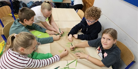 Powiększ grafikę: 4-6- Tworzenie mapy i strojów w grupach.