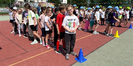 Powiększ grafikę: olimpiada-sportowa-2025-wyscigi-rzedow-625066.jpg
