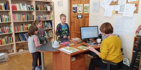 Powiększ grafikę: 5 - Mikołaj, Michalina i Daria wypożyczają książki.