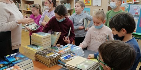 Powiększ grafikę: Uczniowie 1a złożyli uroczyste ślubowanie i zostali czytelnikami naszej szkolnej biblioteki. 