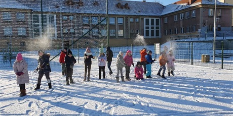 Powiększ grafikę: 2 - Dzieci rzucają śnieżkami do celu.