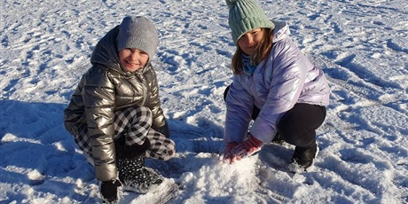 Powiększ grafikę: 3 - Zosia i Lena usypują śnieżną górę.