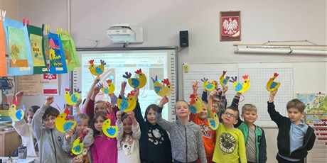 Powiększ grafikę: Dzisiaj dzieci z klasy 1 b wykonały kurki z papierowych talerzyków, a potem śpiewały Kwokę Jana Brzechwy!