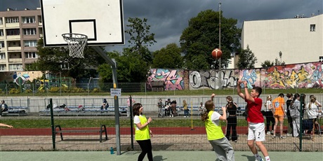 Powiększ grafikę: szkolny-turniej-koszykowki-3x3-za-nami-621617.jpg