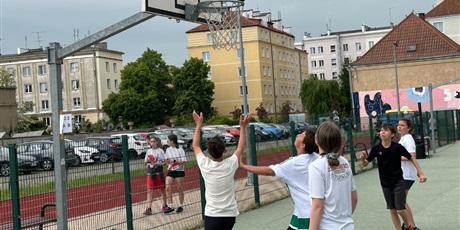 Powiększ grafikę: szkolny-turniej-koszykowki-3x3-za-nami-621623.jpg
